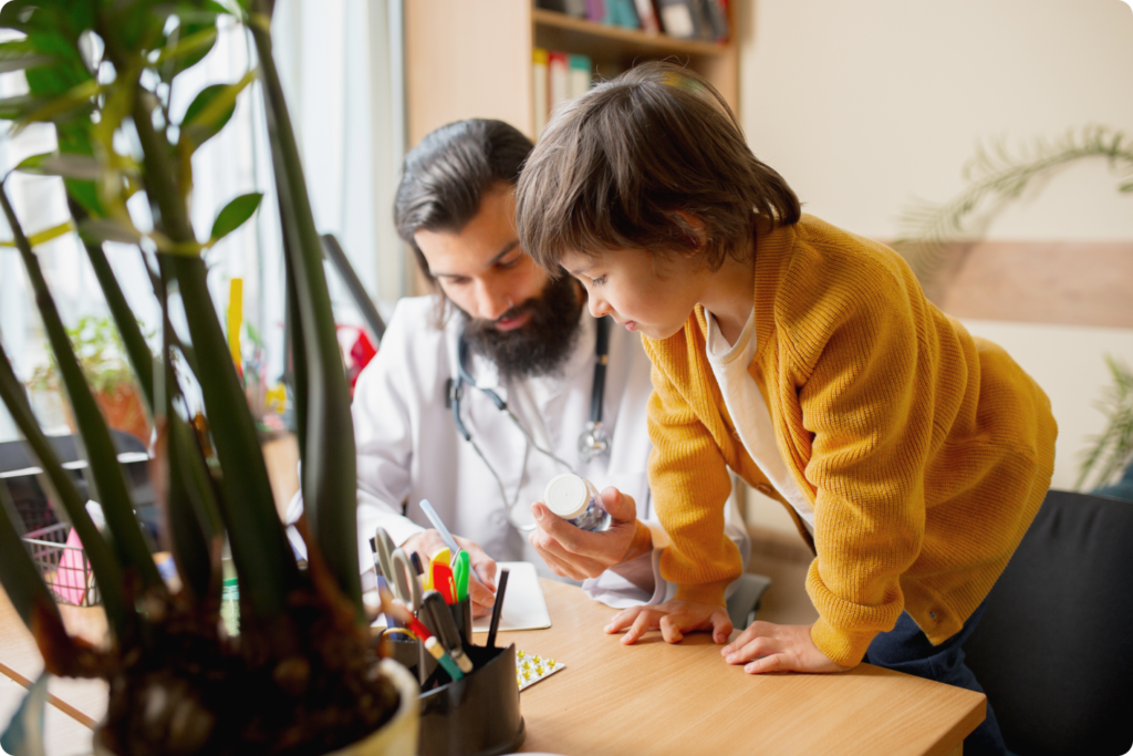 paediatrician-doctor-examining-child-comfortabe-medical-office-1-1024x683 PÓS-GRADUAÇÃO