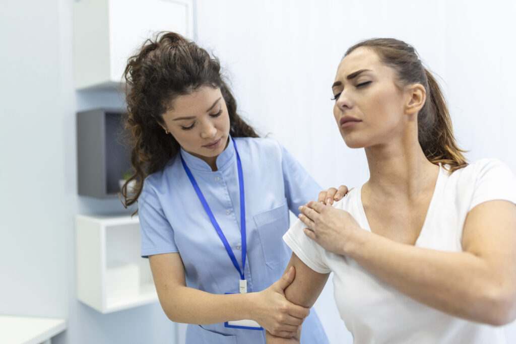 woman-doctor-osteopath-medical-uniform-fixing-woman-patients-shoulder-back-joints-manual-therapy-clinic-visit-professional-osteopath-work-with-patient-concept-1024x683 Torne-se um especialista em Medicina da Dor, hoje!