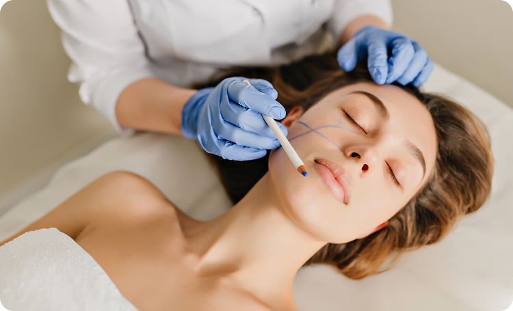 mulher-de-retrato-com-cabelo-castanho-na-preparacao-para-o-rejuvenescimento-operacao-de-cosmetologia-no-salao-de-beleza-maos-em-luvas-azuis-desenhando-no-rosto-botox-beleza-1-2 APRIMORAMENTO PROFISSIONAL